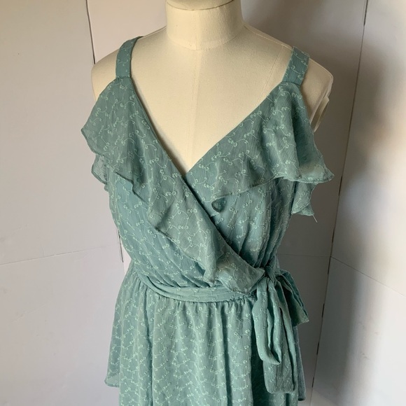 Gal Meets Glam | "Helena" lace dress - Picture 3 of 8